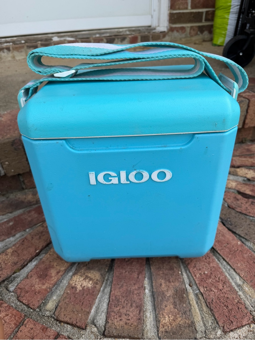 11 quart Igloo Portable Cooler with Shoulder Strap